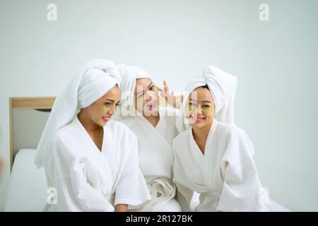 Hübsche Frauen verbringen Zeit im Resort und Spa Hotel. Reise- und Freizeitaktivitätskonzept. Stockfoto