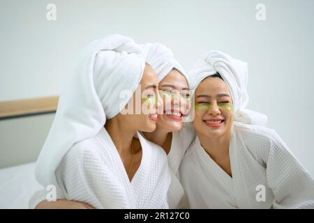 Hübsche Frauen verbringen Zeit im Resort und Spa Hotel. Reise- und Freizeitaktivitätskonzept. Stockfoto