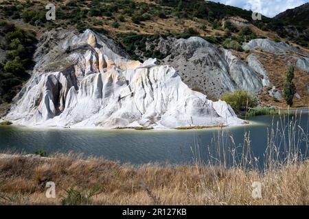 Felsformationen neben dem Blue Lake, St. Bathans, Central Otago, South Island, Neuseeland Stockfoto