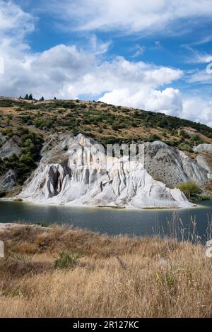 Felsformationen neben dem Blue Lake, St. Bathans, Central Otago, South Island, Neuseeland Stockfoto