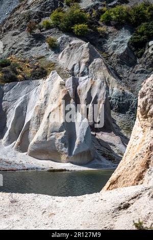 Felsformationen neben dem Blue Lake, St. Bathans, Central Otago, South Island, Neuseeland Stockfoto