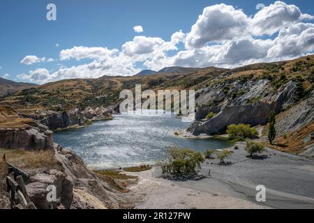 Felsformationen neben dem Blue Lake, St. Bathans, Central Otago, South Island, Neuseeland Stockfoto