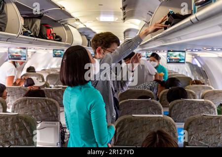 Vietnam Airlines Kabinenbesatzung trägt traditionelle AO dai Uniform auf dem Flug Stockfoto