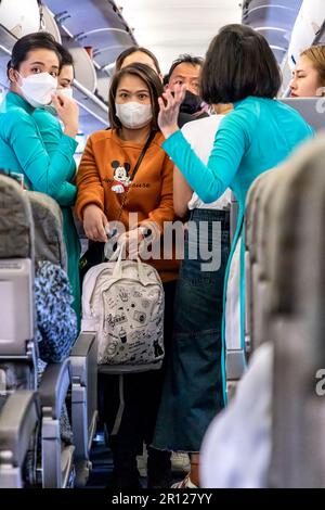 Vietnam Airlines Kabinenbesatzung trägt traditionelle AO dai Uniform auf dem Flug Stockfoto