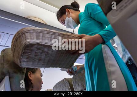 Vietnam Airlines Kabinenbesatzung trägt traditionelle AO dai Uniform auf dem Flug Stockfoto