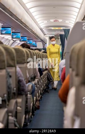 Vietnam Airlines Kabinenbesatzung trägt traditionelle AO dai Uniform auf dem Flug Stockfoto