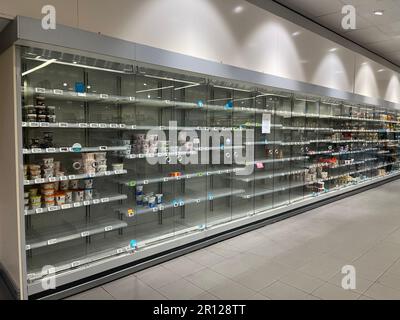 Kühlsystem für Kühlprodukte leere Regale im niederländischen Supermarkt während eines Streiks in einem Vertriebszentrum Stockfoto