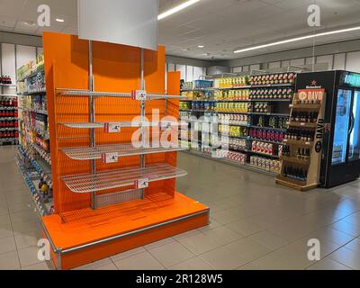 Promotionanzeige mit Preisetiketten, aber keine Produkte auf den leeren Regalen im niederländischen Supermarkt während eines Streiks im Vertriebszentrum Stockfoto