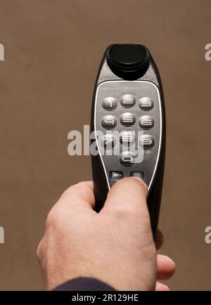 Reifer Mann, der die Audio-Tour-Taste drückt. Museumskonzept Stockfoto