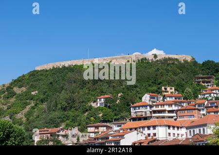 Die Verteidigungsmauer und Ruinen der Festung Prizren, der historischen Festung auf einem Hügel mit Blick auf die Stadt Prizren im Kosovo Stockfoto