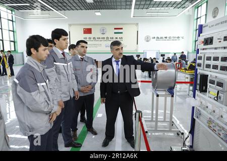 (230511) -- DUSCHANBE, 11. Mai 2023 (Xinhua) -- Ein tadschikischer Professor stellt Studenten ein umweltfreundliches elektrisches Energiegerät beim Luban Workshop in Duschanbe, Tadschikistan, 12. April 2023 vor. Der Workshop in Luban, der gemeinsam vom chinesischen Urban Construction Management & Vocation Technology College in Tianjin und der Tadschik Technical University gegründet wurde, wurde im November 2022 offiziell in Betrieb genommen. Es erstreckt sich über 1.138 Quadratmeter und ist das erste seiner Art in Zentralasien. Der Workshop, benannt nach Lu Ban, einem alten chinesischen Holzwerker, ist ein chinesisches Workshops-Programm, das Talente in Übersee ausbildet, ein Gewinn... Stockfoto