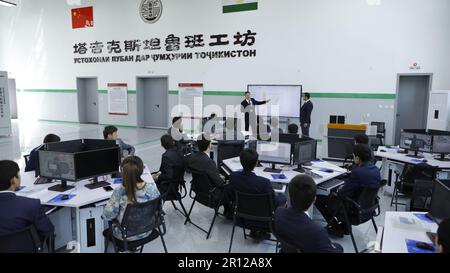 (230511) -- DUSCHANBE, 11. Mai 2023 (Xinhua) -- Wu Zhengpeng (1. L, Back), ein Lehrer des Tianjin Urban Construction Management & Vocation Technology College, vermittelt den Schülern am Luban Workshop in Duschanbe, Tadschikistan, 12. April 2023 Wissen über Kartierung. Der Workshop in Luban, der gemeinsam vom chinesischen Urban Construction Management & Vocation Technology College in Tianjin und der Tadschik Technical University gegründet wurde, wurde im November 2022 offiziell in Betrieb genommen. Es erstreckt sich über 1.138 Quadratmeter und ist das erste seiner Art in Zentralasien. Die Werkstatt, benannt nach Lu Ban, einem alten chinesischen Holzwerk Stockfoto