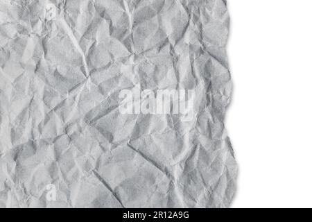 Zerknitterte graue Papierstruktur aus Recyclingmaterial mit gerissener Kante auf weißem Hintergrund. Zerknitterter und geknickter abstrakter Hintergrund, Tapete mit Kopierbereich, Stockfoto