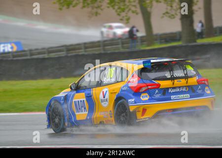 BTCC 2023, British Touring Car Championship, Brands Hatch Circuit, Ash Sutton, Nummer 116, Napa Racing UK. Ford Focus, Rennen im Regen Stockfoto