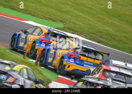 Das Heck von Dan Cammish führt Ash Sutton, British Touring Car Championship 2023, BTCC Stockfoto