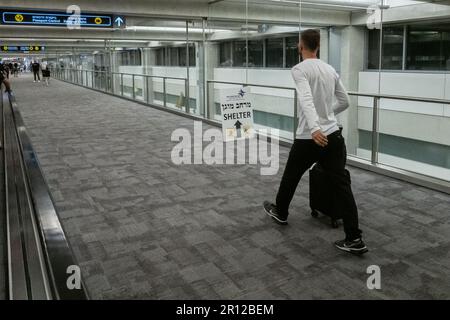 Lod, Israel. 10. Mai 2023. Am Ben Gurion International Airport in Tel Aviv werden Reisende mit Hinweisschildern in Schutzräume geleitet, falls Sirenen ankommende Raketen anzeigen. Die israelische Operation Shield and Arrow gegen militante islamische Dschihad-Kämpfer im Gazastreifen ist am dritten Tag und hat mehr als 20 Palästinenser im Gazastreifen getötet und etwa 500 Raketen auf Israel abgefeuert. Die USA Die Botschaft in Jerusalem hat mehrere Sicherheitswarnungen für ihre Bürger in Israel ausgegeben. Kredit: Nir Alon/Alamy Live News Stockfoto