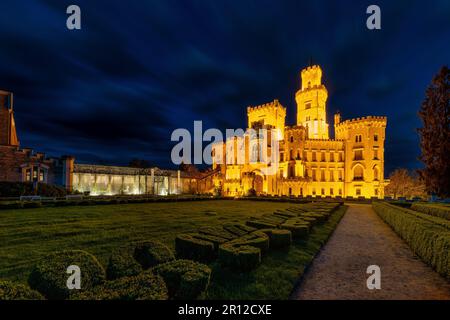 Nachtschloss Hluboka nad Vltavou - ein neogotisches Juwel in Südböhmen - das Schloss befindet sich in der Nähe der Stadt Ceske Budejovice (Budweis) - Tschechien Stockfoto