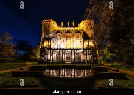 Nachtschloss Hluboka nad Vltavou - ein neogotisches Juwel in Südböhmen - das Schloss befindet sich in der Nähe der Stadt Ceske Budejovice (Budweis) - Tschechien Stockfoto