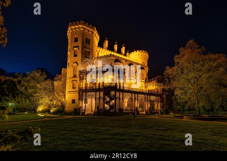 Nachtschloss Hluboka nad Vltavou - ein neogotisches Juwel in Südböhmen - das Schloss befindet sich in der Nähe der Stadt Ceske Budejovice (Budweis) - Tschechien Stockfoto