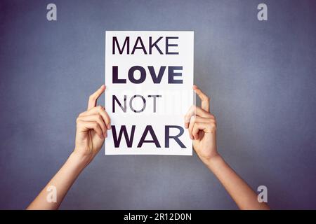 Verbreite deine Wahrheit. Eine nicht identifizierbare junge Frau, die ein Poster mit einer Nachricht im Studio hält. Stockfoto