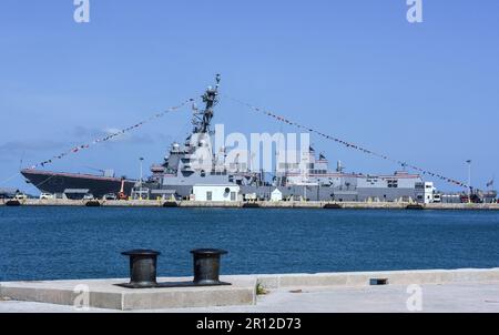 Key West, Usa. 10. Mai 2023. Die USS Lenah Sutcliffe Higbee, ein von der US Navy in Arleigh Burke eingesetzter Raketenzerstörer der IIA-Klasse, der vom Truman Waterfront Park aus gesehen wird, während er für die Zeremonie zur Inbetriebnahme am 13. Mai 2023 im Hafen von Key West, Florida, vorbereitet wird. Das Schiff ist nach Oberschwester Lenah H. Sutcliffe Higbee (1874-1941) benannt, einer Pionierschwester der Marine, die als Superintendent der USA diente Navy Nurse Corps im Ersten Weltkrieg Kredit: SOPA Images Limited/Alamy Live News Stockfoto