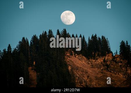 Ein fast Vollmond über den Schweizer Alpen Stockfoto