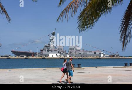 Key West, Usa. 10. Mai 2023. Im Truman Waterfront Park in der Nähe der USS Lenah Sutcliffe Higbee, einem von der US-Marine Arleigh Burke geführten Raketenzerstörer, wird die Zeremonie zur Inbetriebnahme am 13. Mai 2023 im Hafen von Key West, Florida, vorbereitet. Das Schiff ist nach Oberschwester Lenah H. Sutcliffe Higbee (1874-1941) benannt, einer Pionierschwester der Marine, die als Superintendent der USA diente Navy Nurse Corps im Ersten Weltkrieg (Foto: Paul Hennessy/SOPA Images/Sipa USA) Guthaben: SIPA USA/Alamy Live News Stockfoto