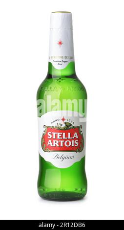 Tiflis, Georgien - 2023. April. Vorderansicht der belgischen Stella Artois Lagerbier-Flasche isoliert auf Weiß Stockfoto