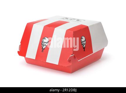 Samara, Russland - 2021. Januar. Produktaufnahme der KFC-Papierburger-Box, isoliert auf weiß Stockfoto