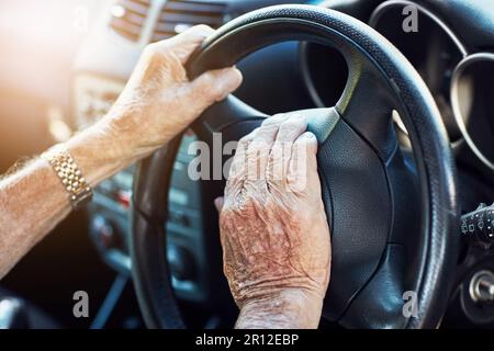 Ich mache das schon seit Jahren. Nahaufnahme eines unbekannten Senior mans Hände am Lenkrad seines Autos. Stockfoto
