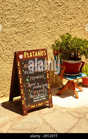 Straßenschild mit Menü an der Plaka Greece Stockfoto