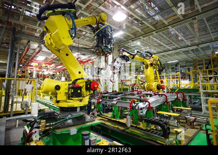 Nizhny Nowgorod, Russland - 21. November 2020: AUTOPRODUKTION IN GAZ. Autokarosserien Teile automatische Schweißlinie. Zwei Robotermanipulatoren im Vordergrund Stockfoto