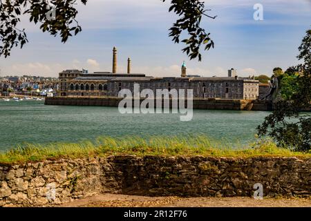 Blick über den Fluss Tamar vom Mount Edgcumbe Country Park am Royal William Yard in Plymouth, Devon, England, Großbritannien Stockfoto