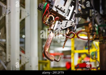 Nizhny Nowgorod, Russland - 21. November 2020: AUTOPRODUKTION IN GAZ. Nahaufnahme des Robotermanipulator-Schweißwerkzeugs. Stockfoto