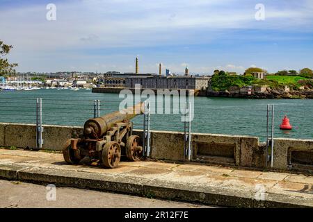 Blick über den Fluss Tamar in Richtung Royal William Yard in Plymouth vom Garden Battery im Mount Edgcumbe Country Park, Cornwall, England, Großbritannien Stockfoto