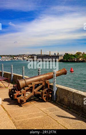 Blick über den Fluss Tamar in Richtung Royal William Yard in Plymouth vom Garden Battery im Mount Edgcumbe Country Park, Cornwall, England, Großbritannien Stockfoto