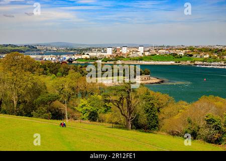 Blick über den Fluss Tamar in Richtung Plymouth Waterfront vom Mount Edgcumbe Country Park, Cornwall, England, Großbritannien Stockfoto