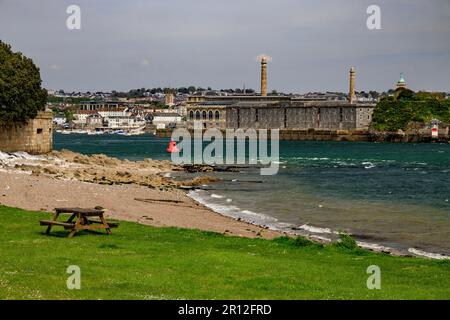 Blick über den Fluss Tamar in Richtung Plymouth und Royal William Yard vom Mount Edgcumbe Country Park, Cornwall, England, Großbritannien Stockfoto