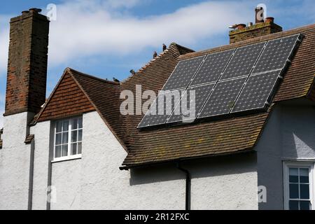 Solarenergiekollektoren auf Wohngrundstücken Stockfoto