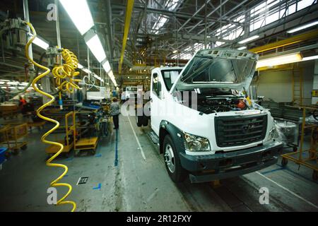 Nizhny Nowgorod, Russland - 21. November 2020: AUTOPRODUKTION IN GAZ. Lastkraftwagen am Fließband. Stockfoto