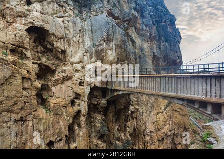 Brücke am berühmten Bergpfad El Caminito del Rey in El Chorro, Spanien Stockfoto