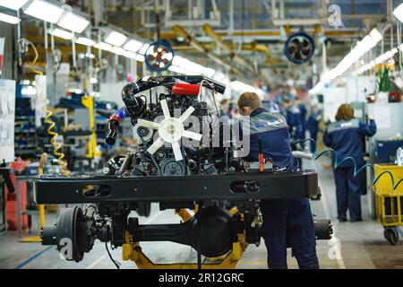 Nizhny Nowgorod, Russland - 21. November 2020: AUTOPRODUKTION IN GAZ. Arbeiter, die LKW montieren Stockfoto