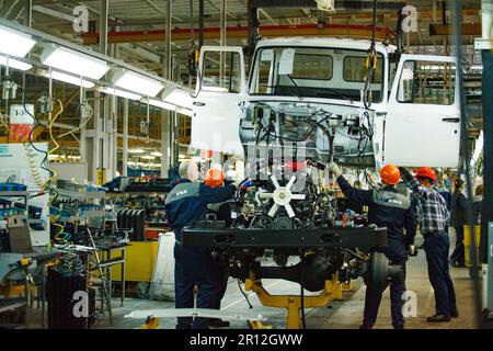 Nizhny Nowgorod, Russland - 21. November 2020: AUTOPRODUKTION IN GAZ. Verbindung LKW-Karosserie und Fahrgestell Stockfoto