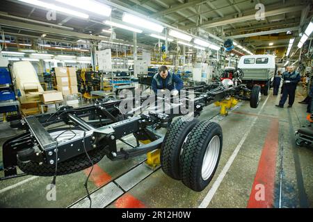 Nizhny Nowgorod, Russland - 21. November 2020: AUTOPRODUKTION IN GAZ. Arbeiter LKW-Fahrgestell zusammenbauen Stockfoto