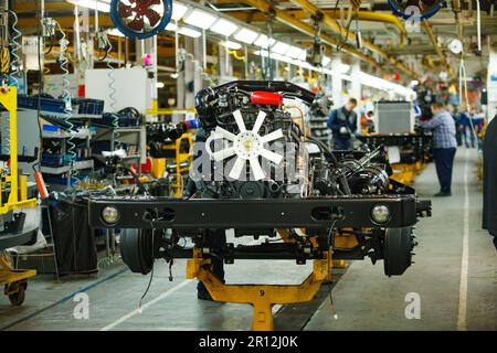 Nizhny Nowgorod, Russland - 21. November 2020: AUTOPRODUKTION IN GAZ. Lastkraftwagen am Fließband Stockfoto