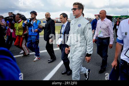 Dateifoto vom 18. Juni 2016 des US-Schauspielers Brad Pitt zu Beginn des 84. Le Mans 24hours Endurance Race in Le Mans, Frankreich. - Brad Pitt spielt die Hauptrolle im nächsten Film von Joseph Kosinski, Regisseur des neuesten Top Gun Maverick. Am Ende seiner Karriere wird er einen Formel-1-Fahrer spielen. Vor diesem Hintergrund der Dreharbeiten dieses Films wird er am Wochenende des 9. Juli in Silverstone einen Formel-2-Einsitzer fahren, der von Mercedes als F1 verkleidet wird, und zwar anlässlich des nächsten britischen Formel-1-Grand Prix. Foto: Franck Castel/ABACAPRESS.COM Stockfoto