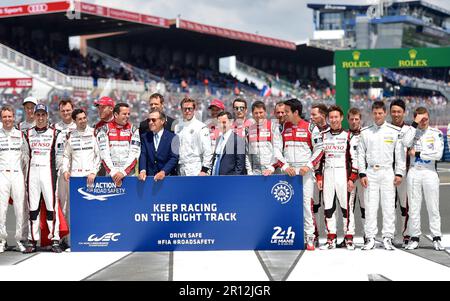 Dateifoto vom 18. Juni 2016 des US-Schauspielers Brad Pitt zu Beginn des 84. Le Mans 24hours Endurance Race in Le Mans, Frankreich. - Brad Pitt spielt die Hauptrolle im nächsten Film von Joseph Kosinski, Regisseur des neuesten Top Gun Maverick. Am Ende seiner Karriere wird er einen Formel-1-Fahrer spielen. Vor diesem Hintergrund der Dreharbeiten dieses Films wird er am Wochenende des 9. Juli in Silverstone einen Formel-2-Einsitzer fahren, der von Mercedes als F1 verkleidet wird, und zwar anlässlich des nächsten britischen Formel-1-Grand Prix. Foto: Franck Castel/ABACAPRESS.COM Stockfoto