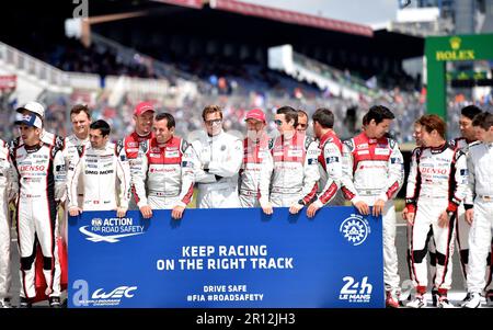 Dateifoto vom 18. Juni 2016 des US-Schauspielers Brad Pitt zu Beginn des 84. Le Mans 24hours Endurance Race in Le Mans, Frankreich. - Brad Pitt spielt die Hauptrolle im nächsten Film von Joseph Kosinski, Regisseur des neuesten Top Gun Maverick. Am Ende seiner Karriere wird er einen Formel-1-Fahrer spielen. Vor diesem Hintergrund der Dreharbeiten dieses Films wird er am Wochenende des 9. Juli in Silverstone einen Formel-2-Einsitzer fahren, der von Mercedes als F1 verkleidet wird, und zwar anlässlich des nächsten britischen Formel-1-Grand Prix. Foto: Franck Castel/ABACAPRESS.COM Stockfoto