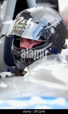 Dateifoto vom 18. Juni 2016 des US-Schauspielers Brad Pitt zu Beginn des 84. Le Mans 24hours Endurance Race in Le Mans, Frankreich. - Brad Pitt spielt die Hauptrolle im nächsten Film von Joseph Kosinski, Regisseur des neuesten Top Gun Maverick. Am Ende seiner Karriere wird er einen Formel-1-Fahrer spielen. Vor diesem Hintergrund der Dreharbeiten dieses Films wird er am Wochenende des 9. Juli in Silverstone einen Formel-2-Einsitzer fahren, der von Mercedes als F1 verkleidet wird, und zwar anlässlich des nächsten britischen Formel-1-Grand Prix. Foto: Franck Castel/ABACAPRESS.COM Stockfoto