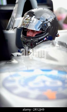 Dateifoto vom 18. Juni 2016 des US-Schauspielers Brad Pitt zu Beginn des 84. Le Mans 24hours Endurance Race in Le Mans, Frankreich. - Brad Pitt spielt die Hauptrolle im nächsten Film von Joseph Kosinski, Regisseur des neuesten Top Gun Maverick. Am Ende seiner Karriere wird er einen Formel-1-Fahrer spielen. Vor diesem Hintergrund der Dreharbeiten dieses Films wird er am Wochenende des 9. Juli in Silverstone einen Formel-2-Einsitzer fahren, der von Mercedes als F1 verkleidet wird, und zwar anlässlich des nächsten britischen Formel-1-Grand Prix. Foto: Franck Castel/ABACAPRESS.COM Stockfoto